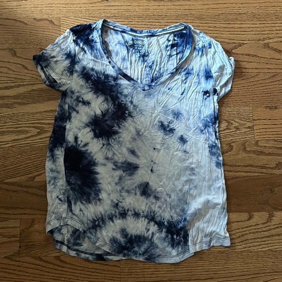 Like new V-neck t-shirt. - Picture 1 of 3